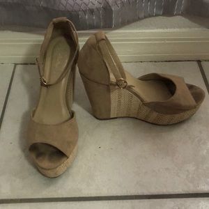 Beige flux wicker wedges